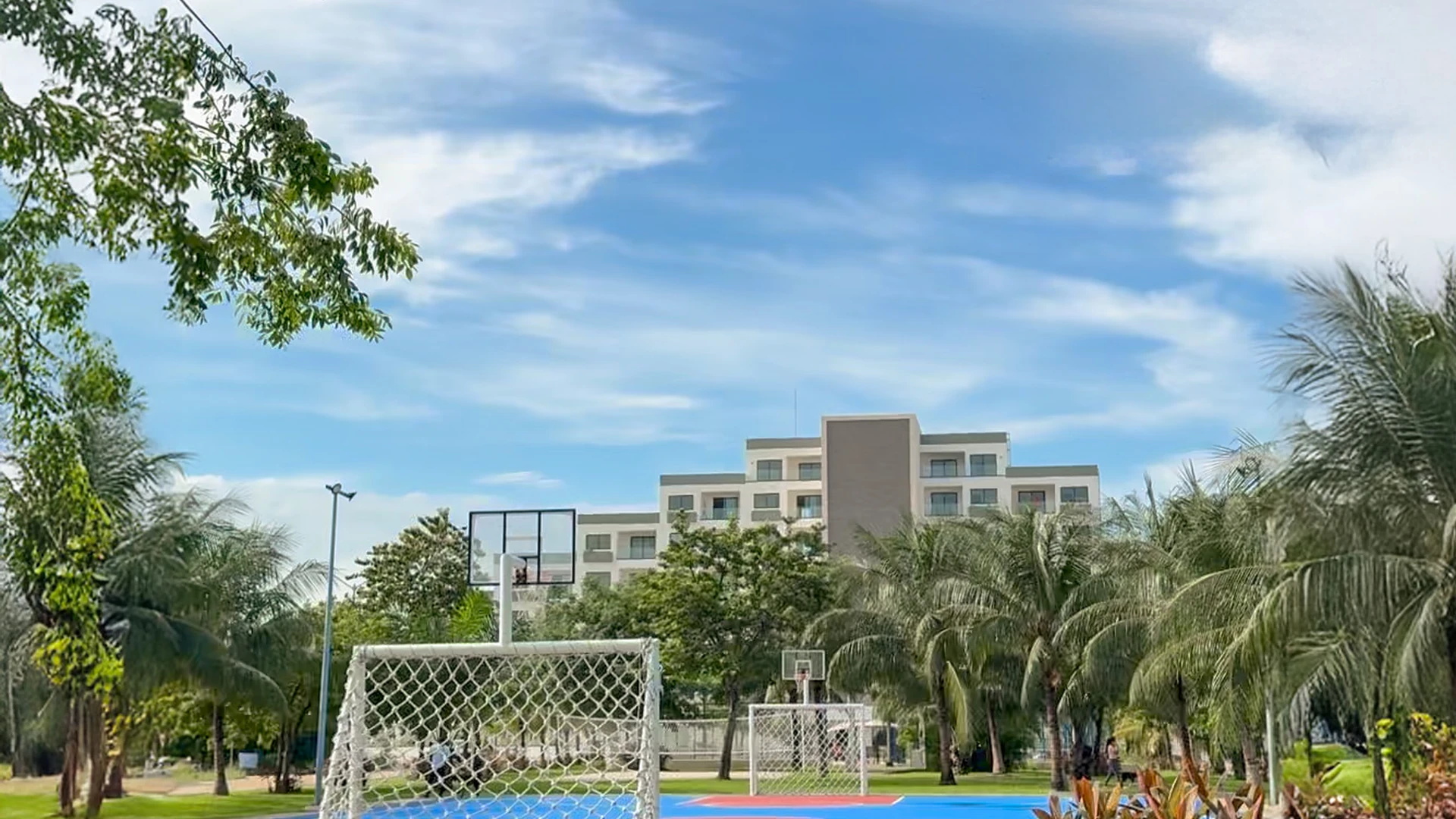 Cancha deportiva con vista al edificio